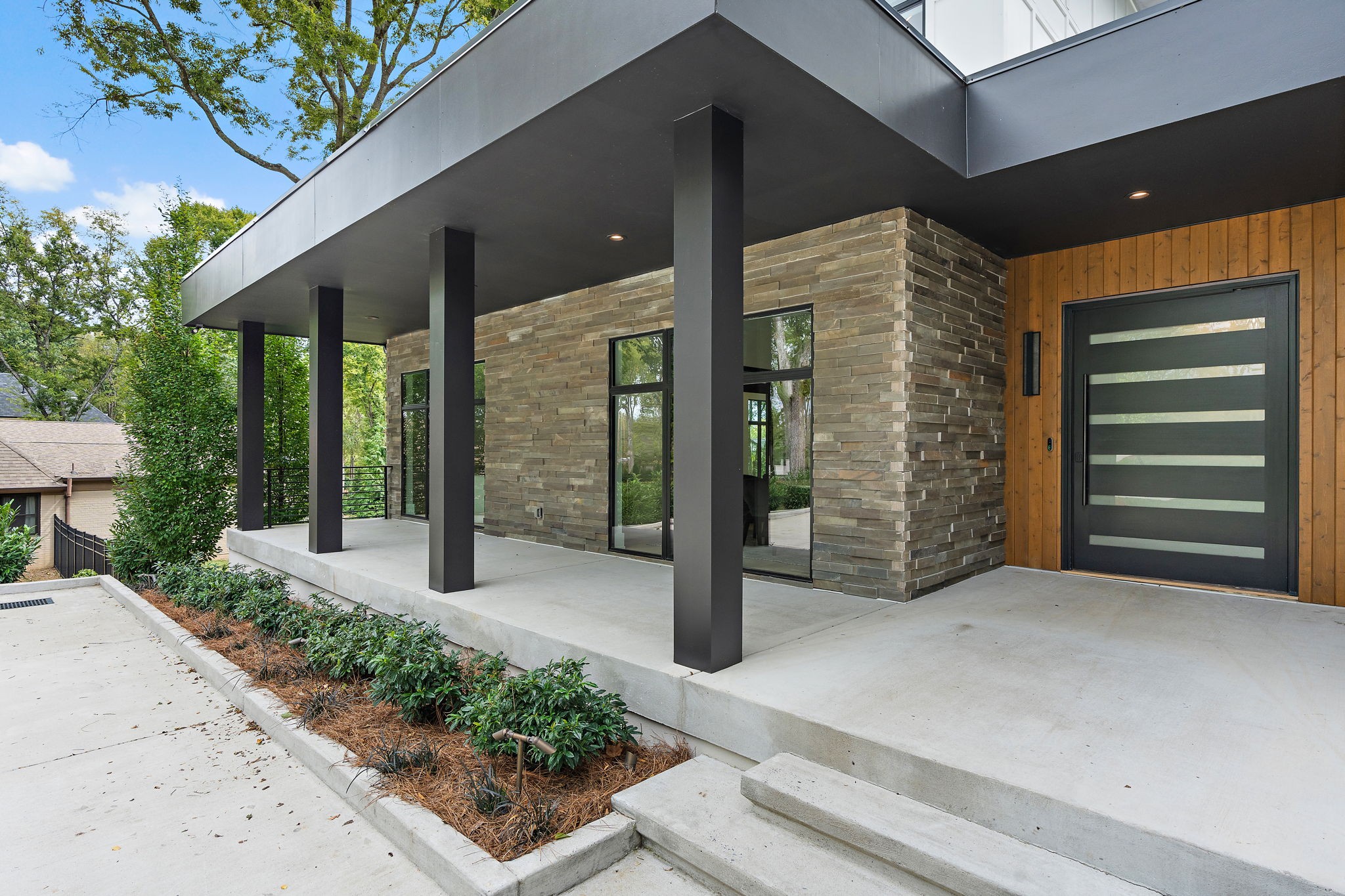 1621 Graybar Ln