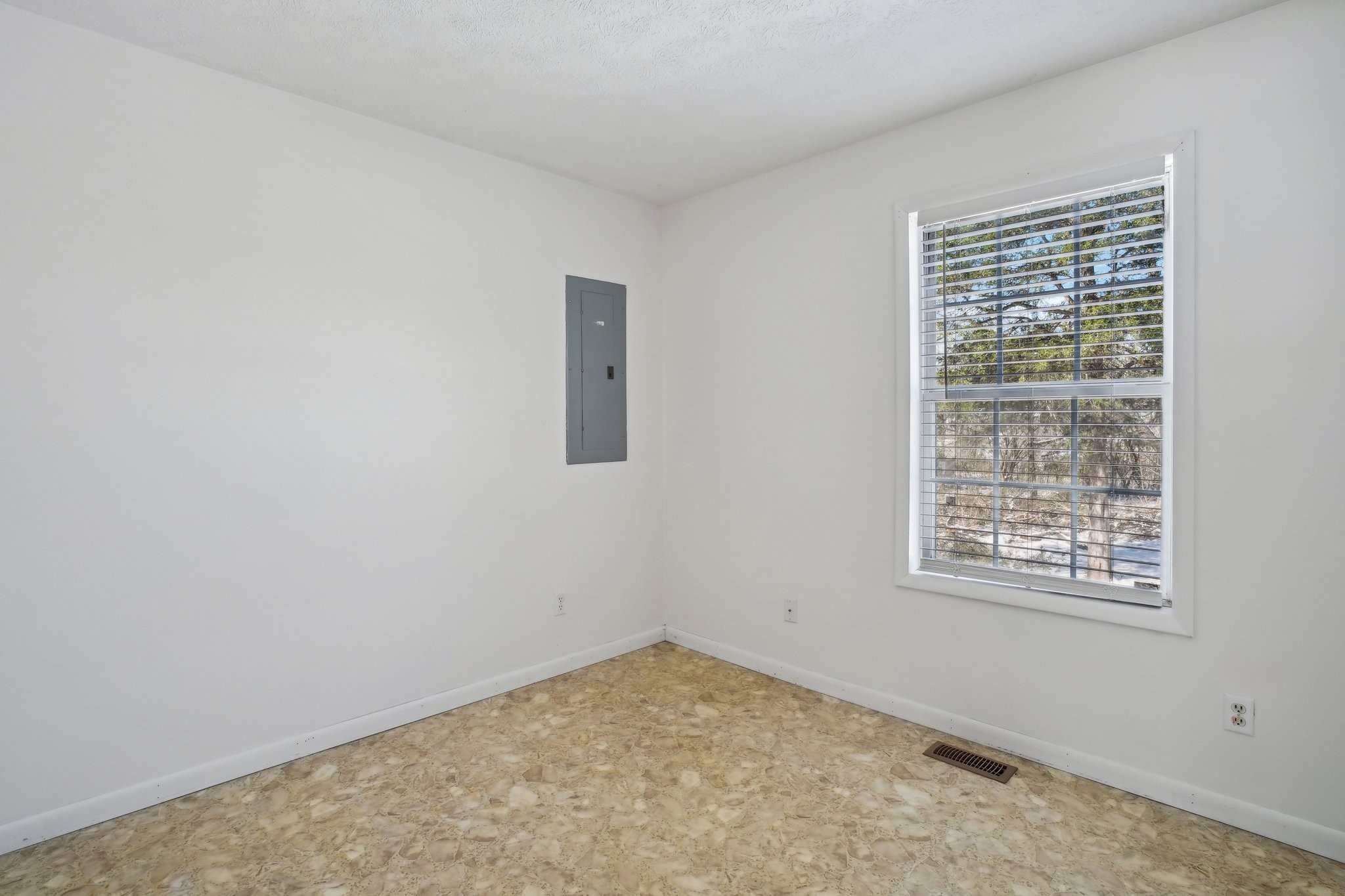 112 Aaron Dr