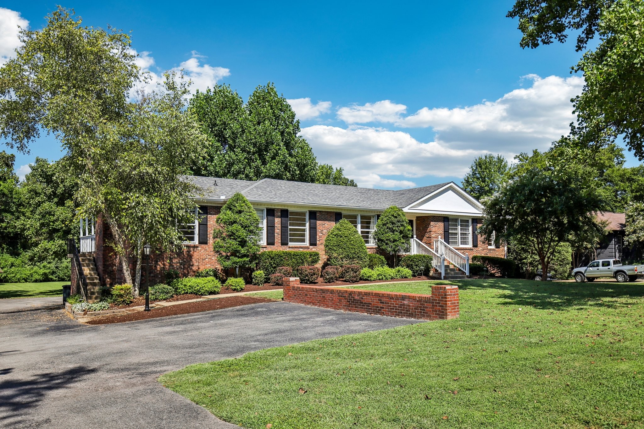 311 Robinhood Rd