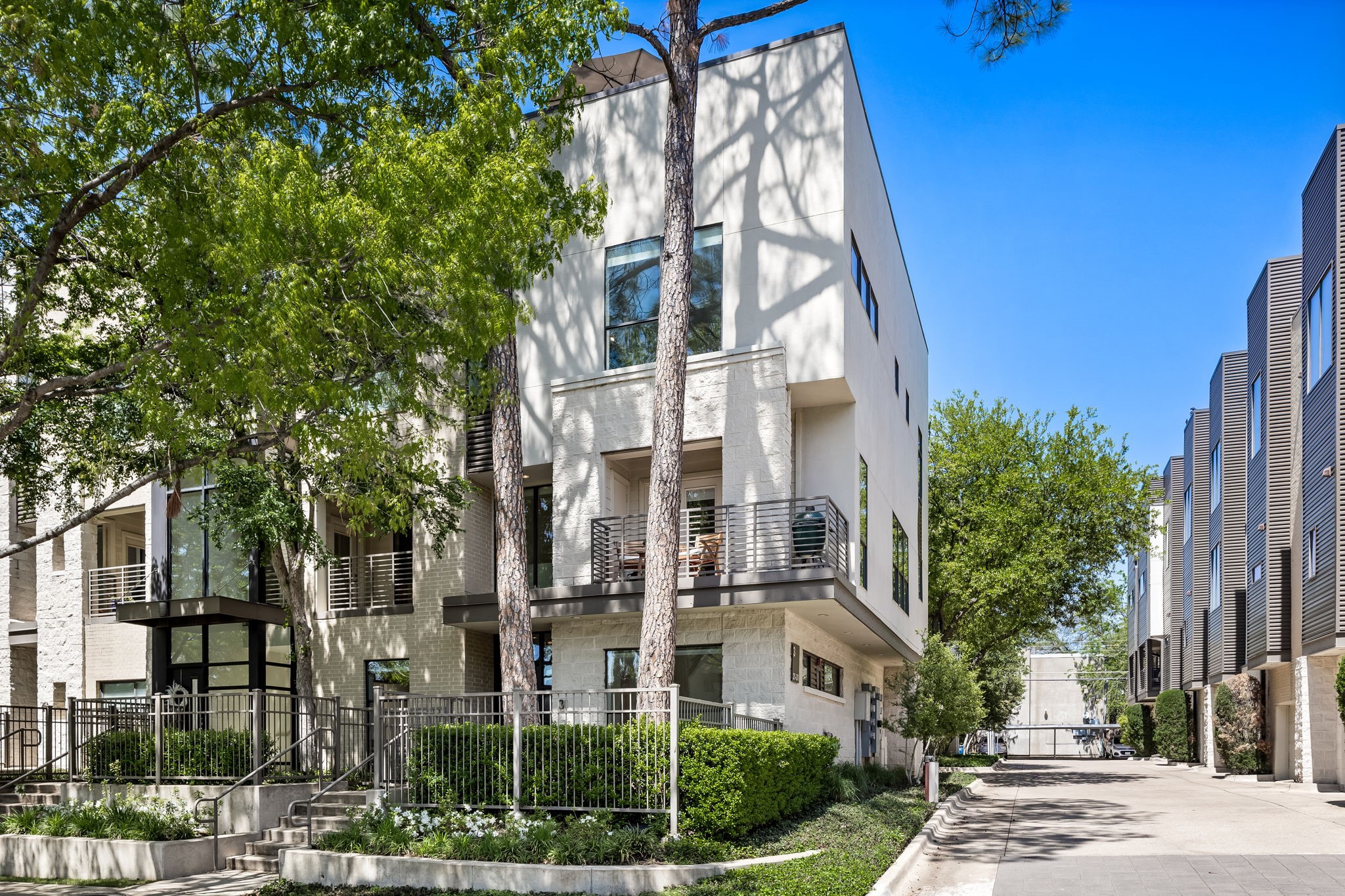 4111 Newton Avenue 31
