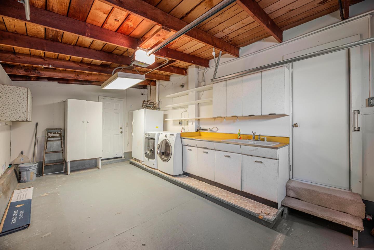 827 Byron DR