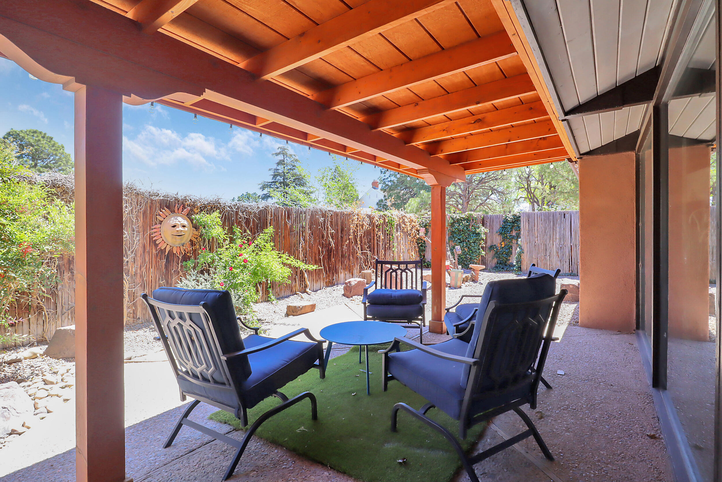 2527 Harold Place NE