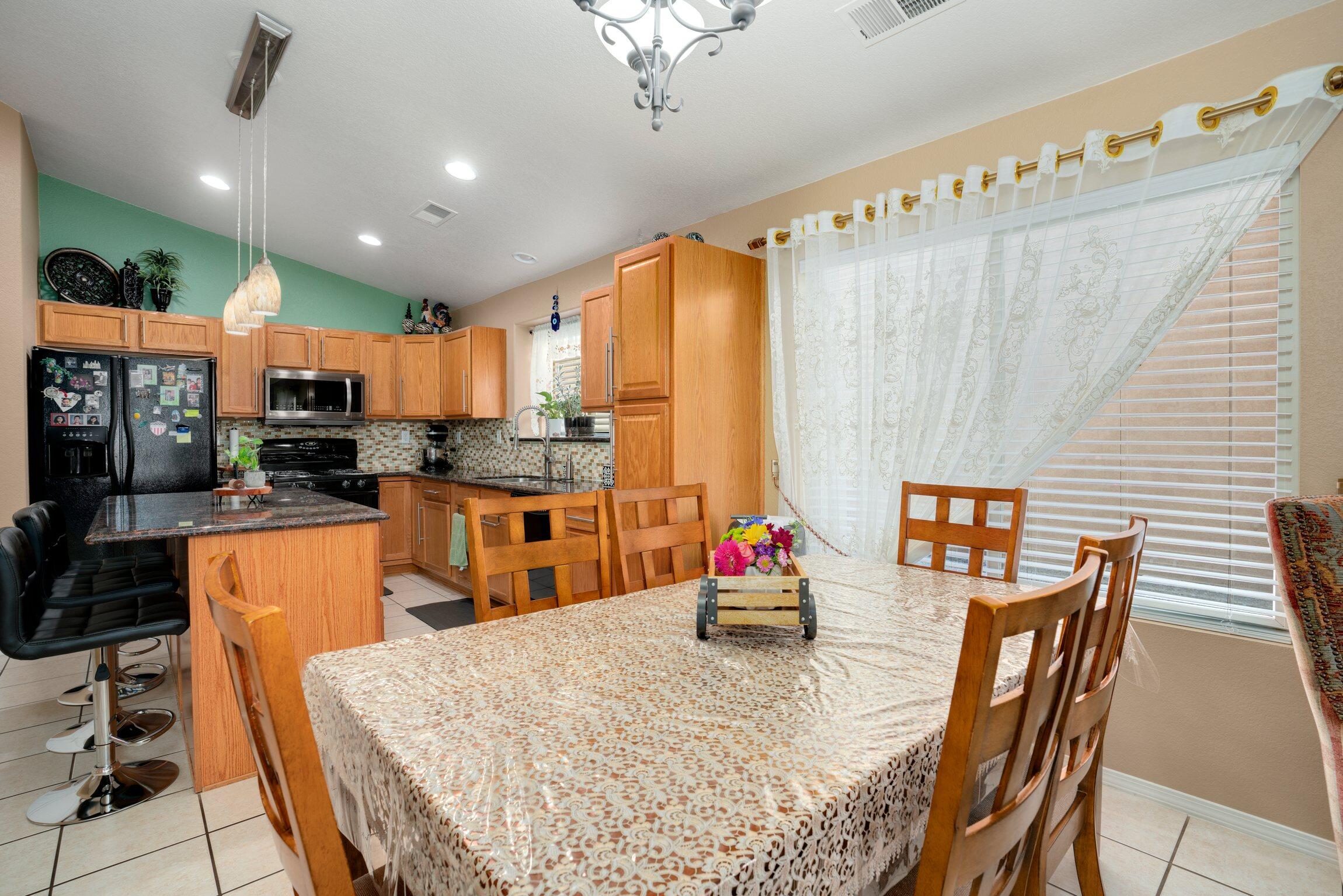 5936 Las Cadenas Road NW