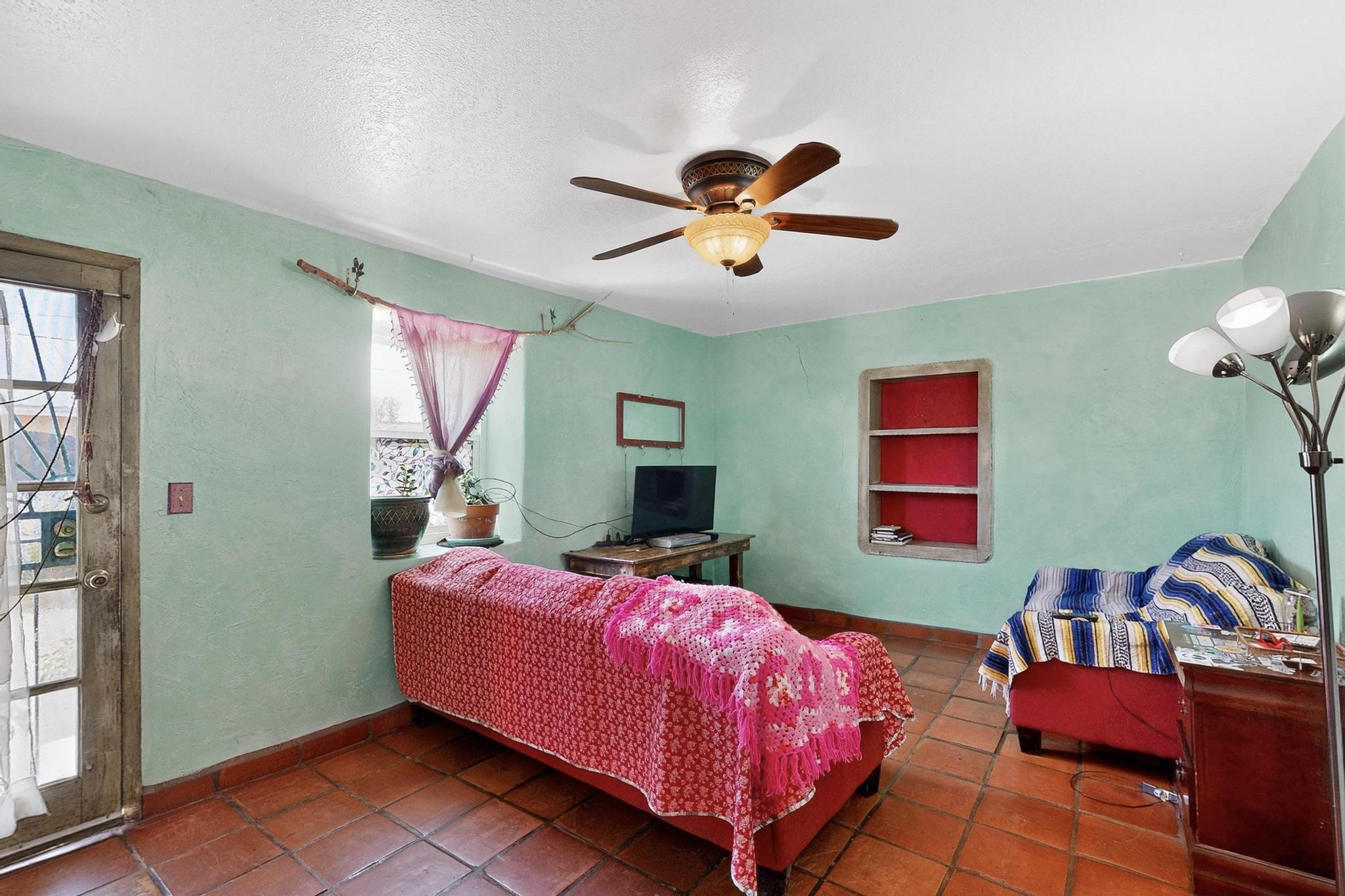 1116 EDITH Boulevard NE