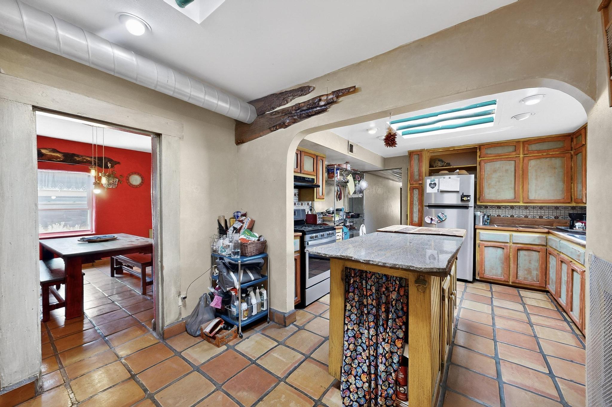 1116 EDITH Boulevard NE