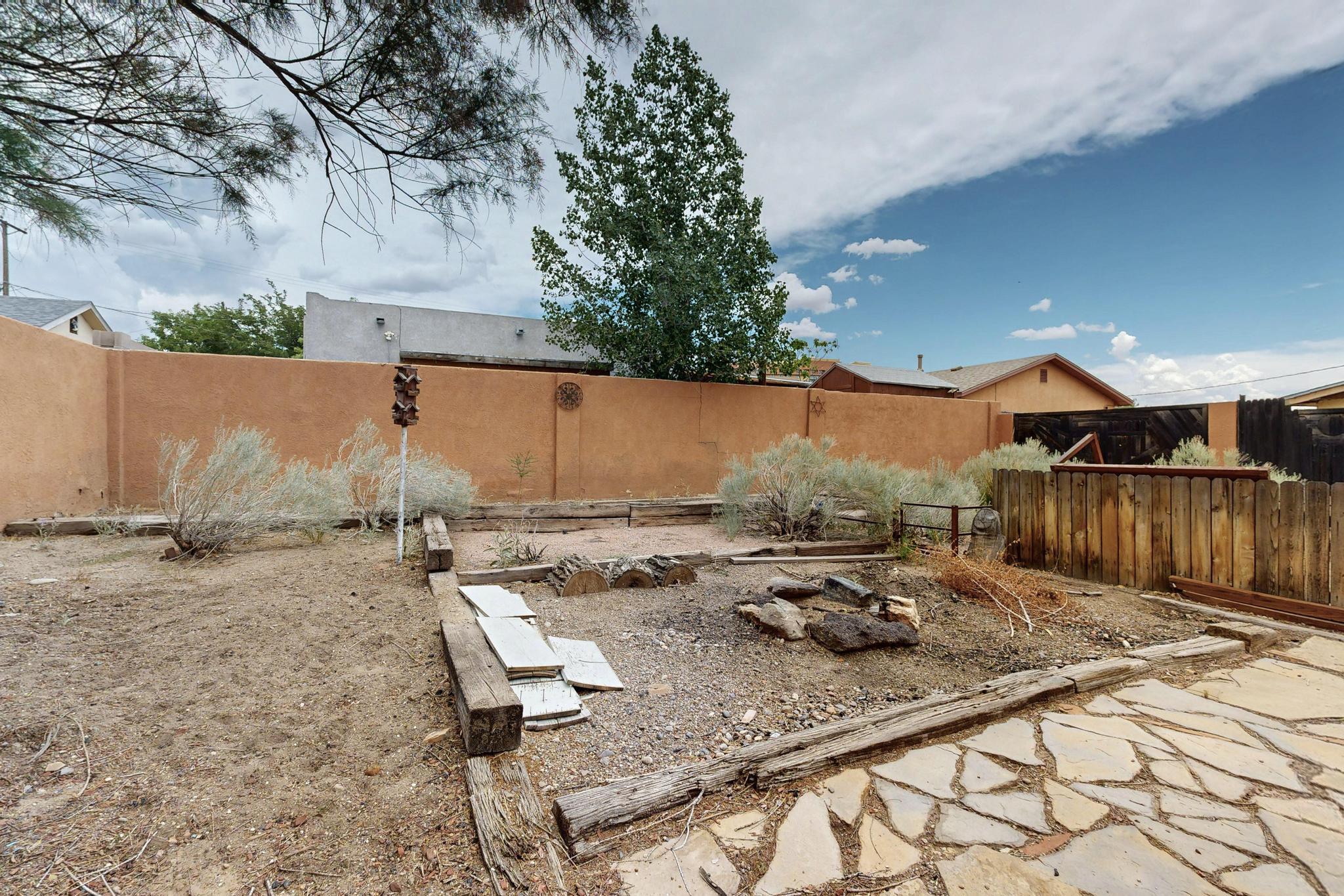 1116 EDITH Boulevard NE