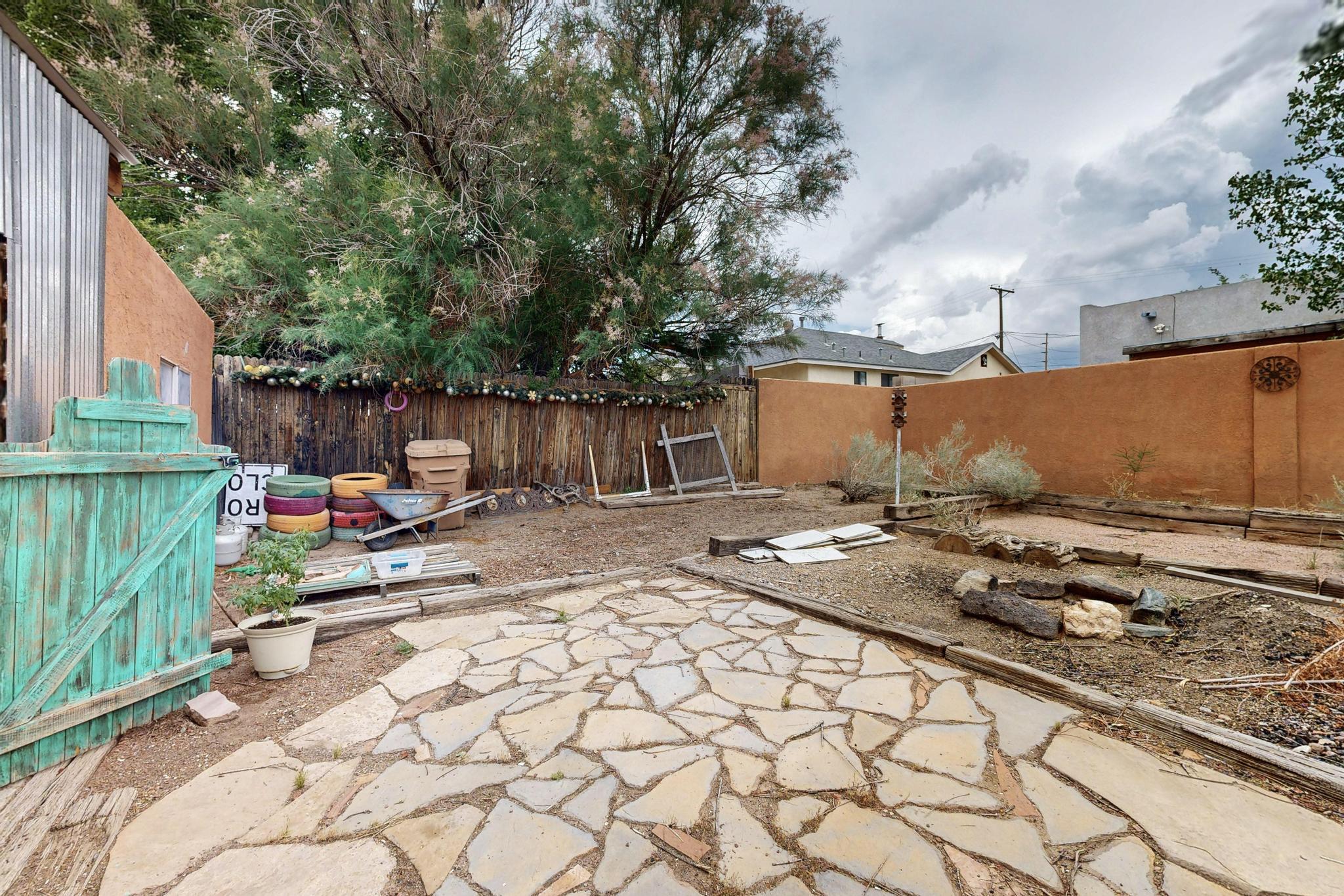 1116 EDITH Boulevard NE