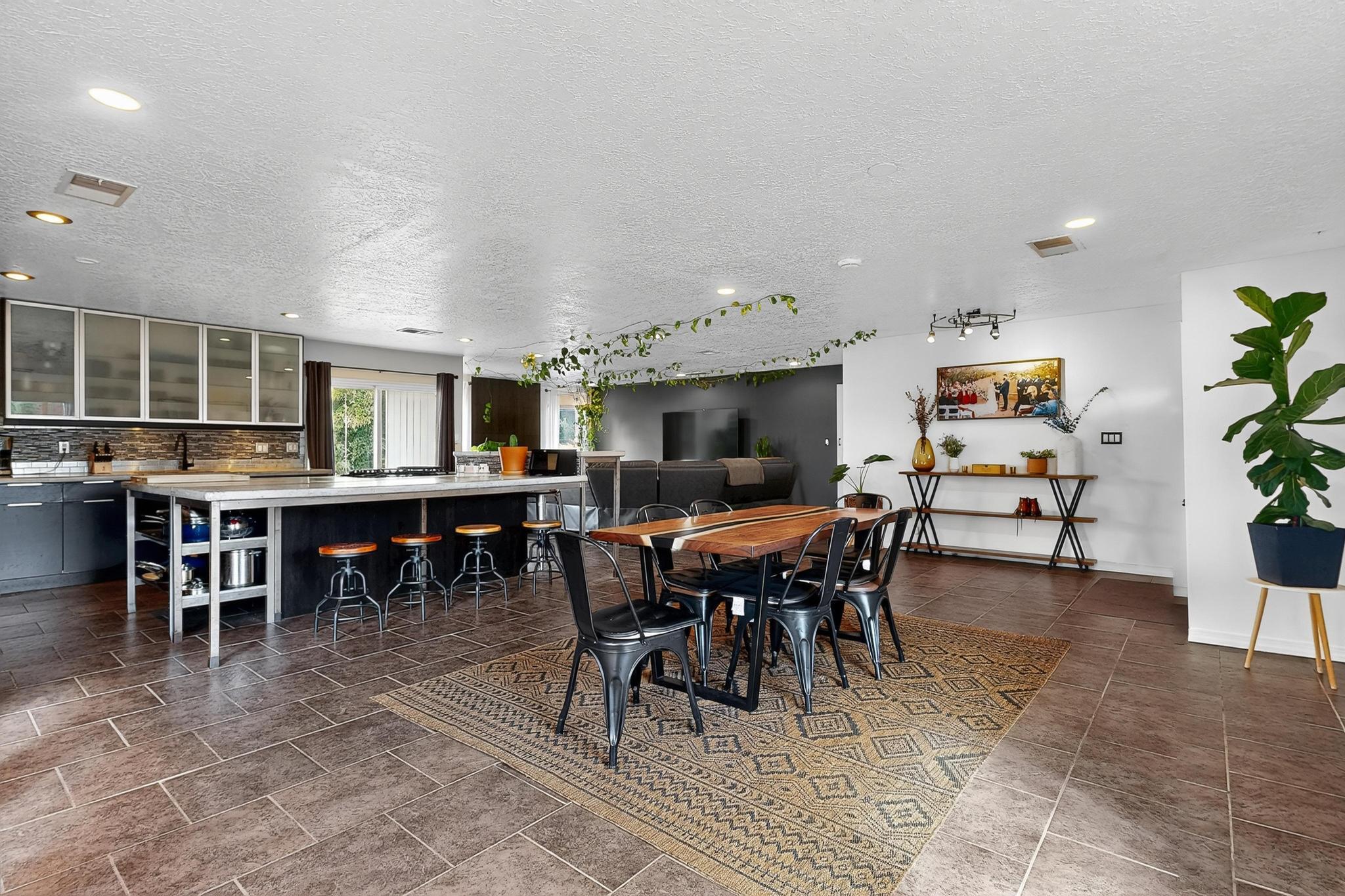 5432 Mariposa Drive NW