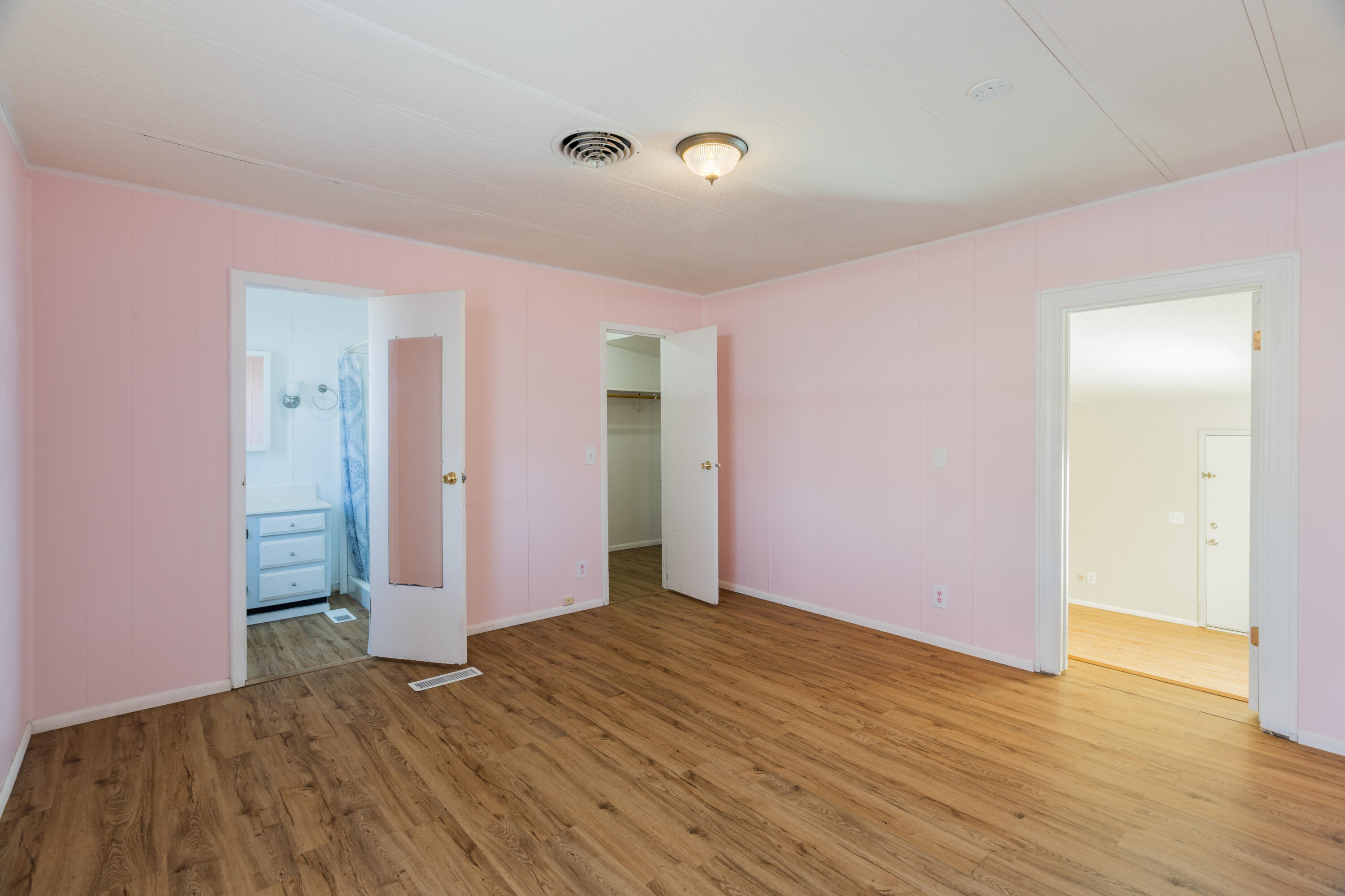 6732 San Bernardino Avenue NE