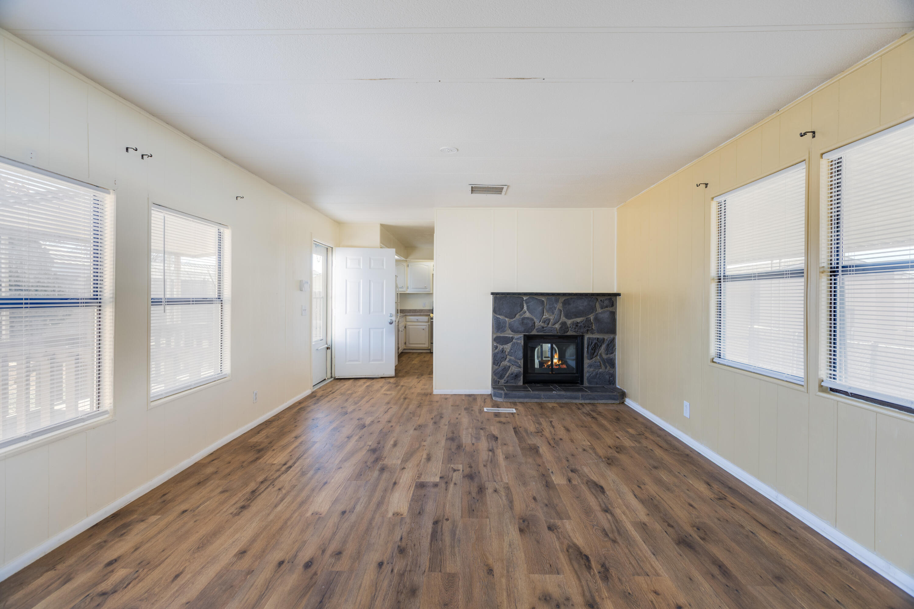 6732 San Bernardino Avenue NE