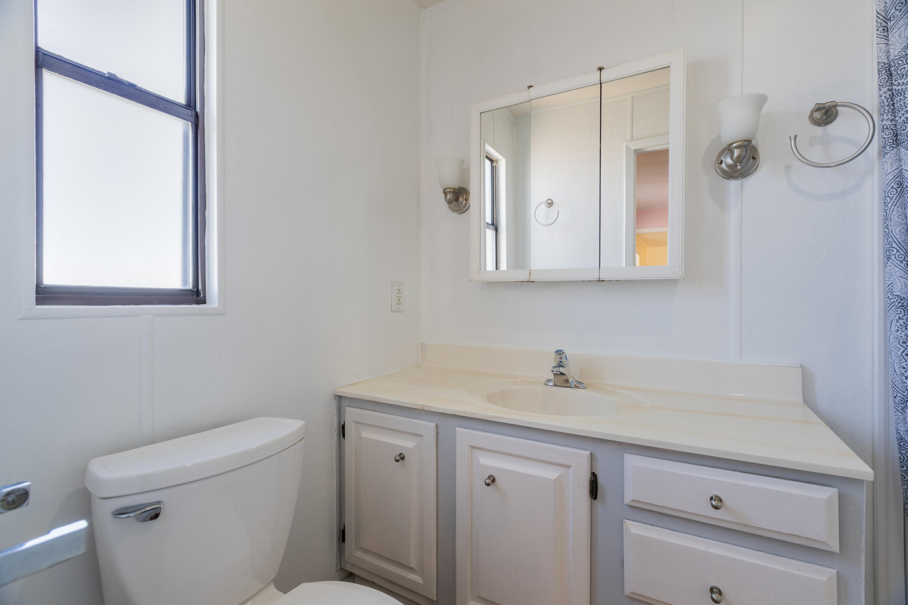 6732 San Bernardino Avenue NE