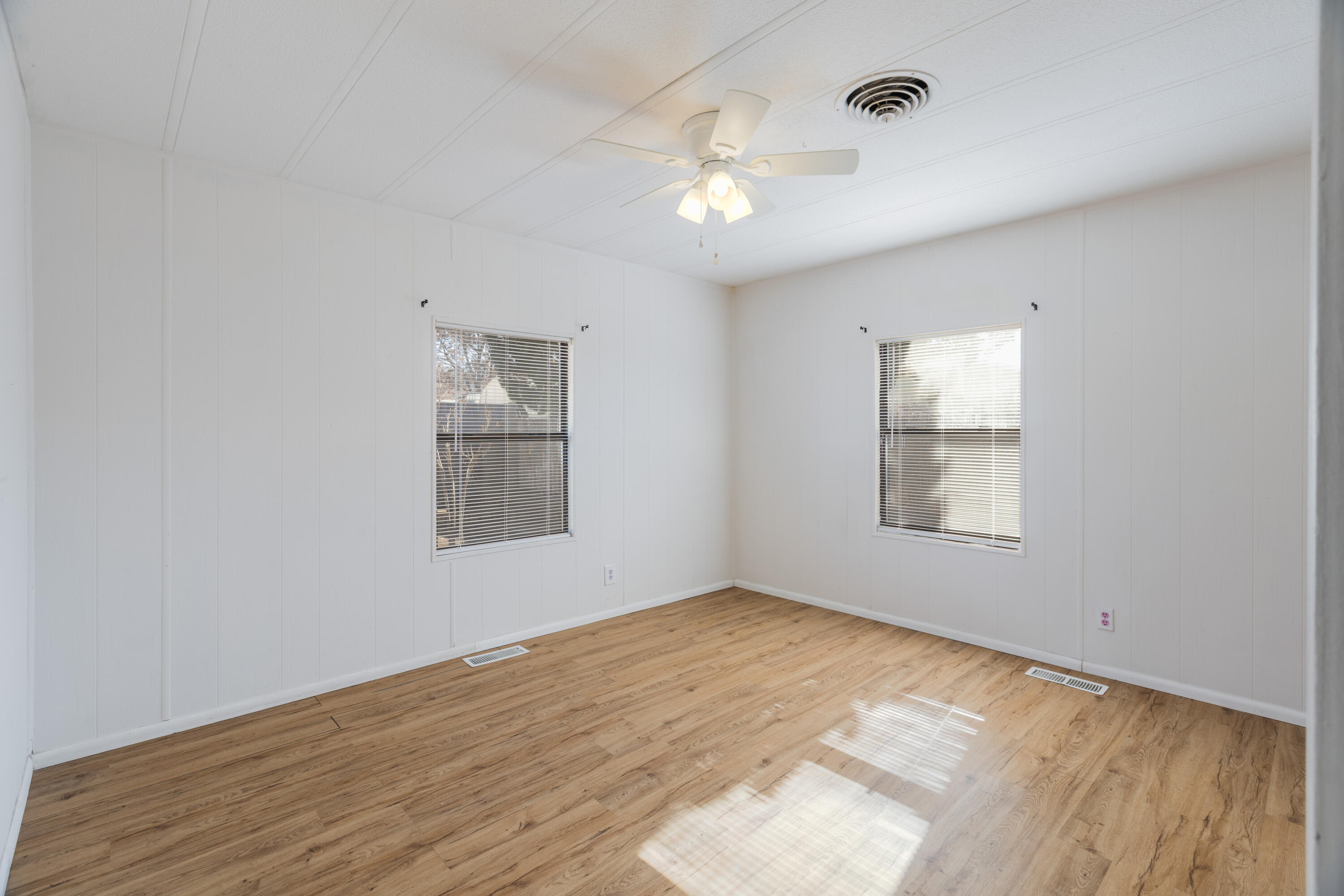 6732 San Bernardino Avenue NE