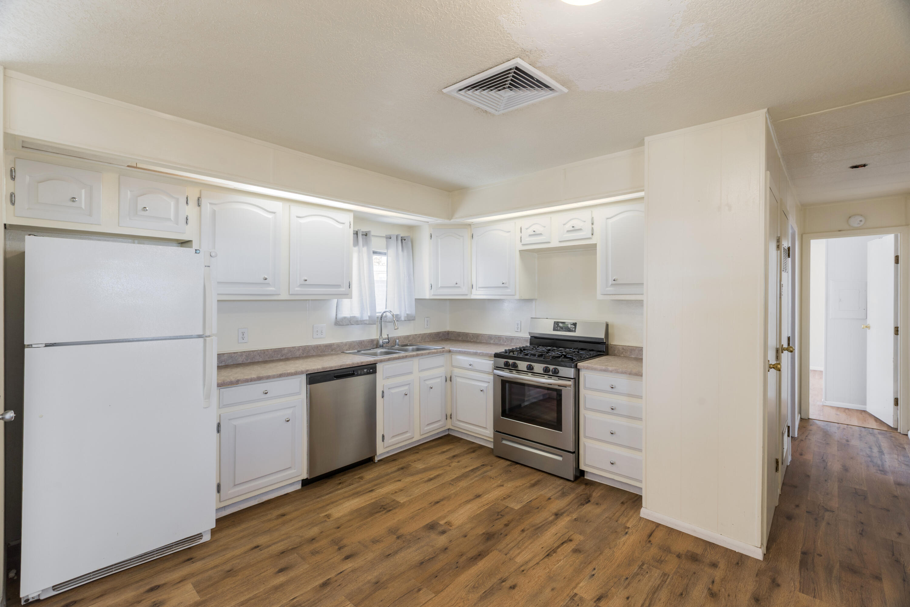 6732 San Bernardino Avenue NE