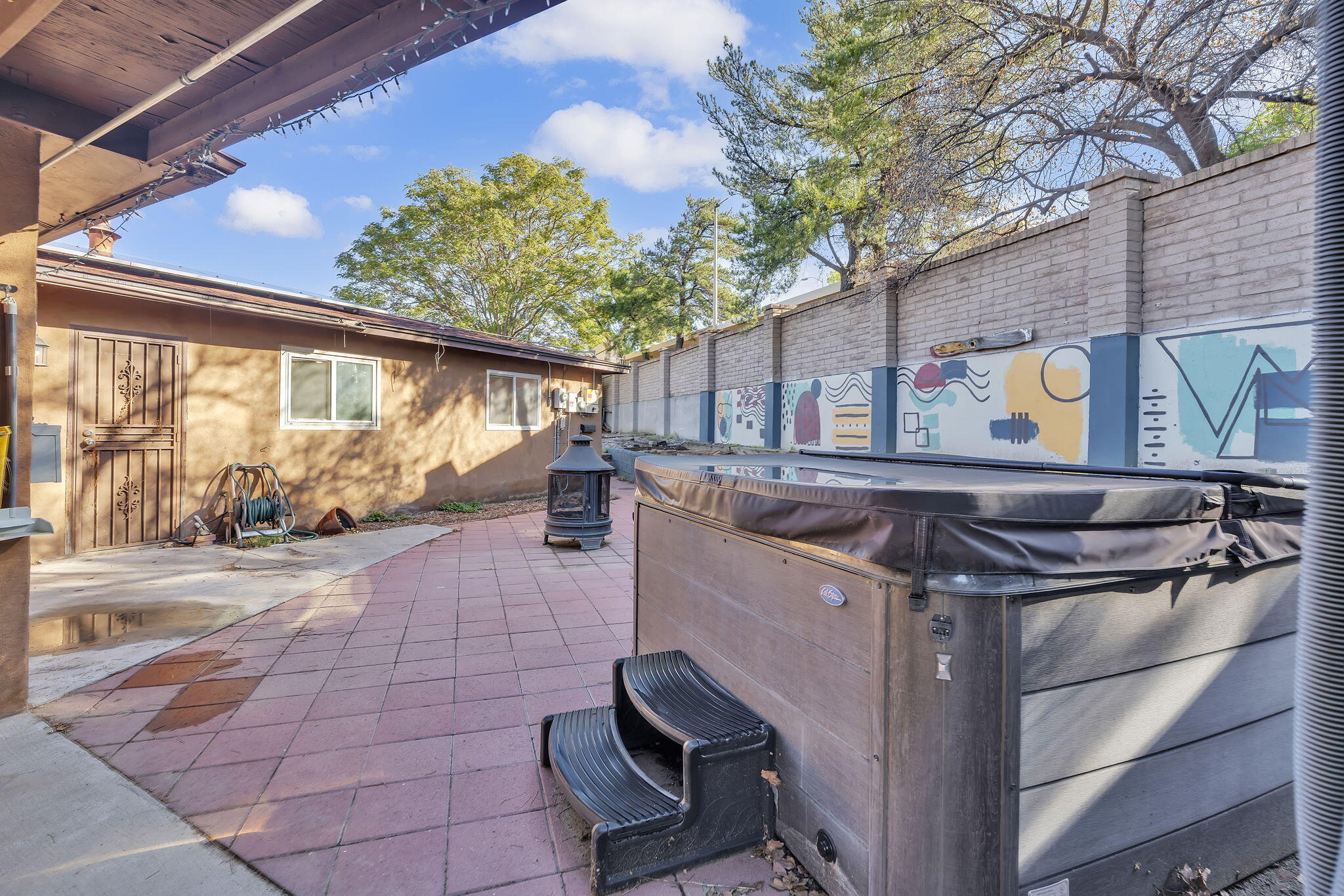 712 Tranquilino Court NE