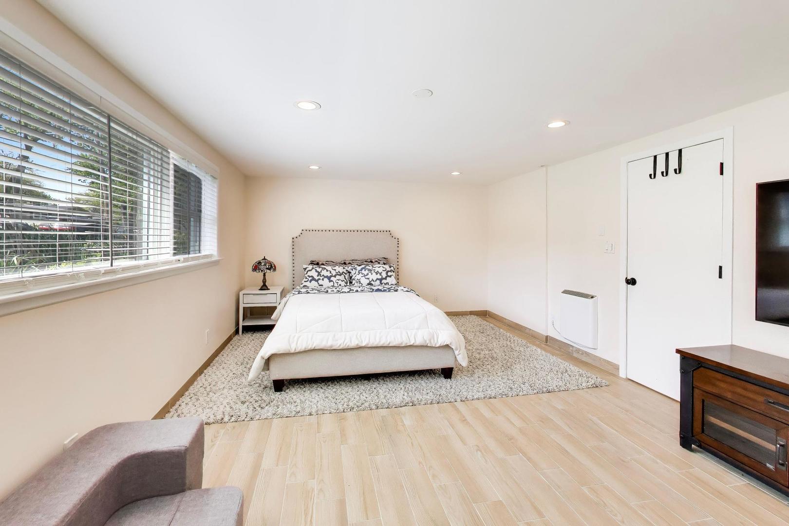 2725 Roslyn Lane
