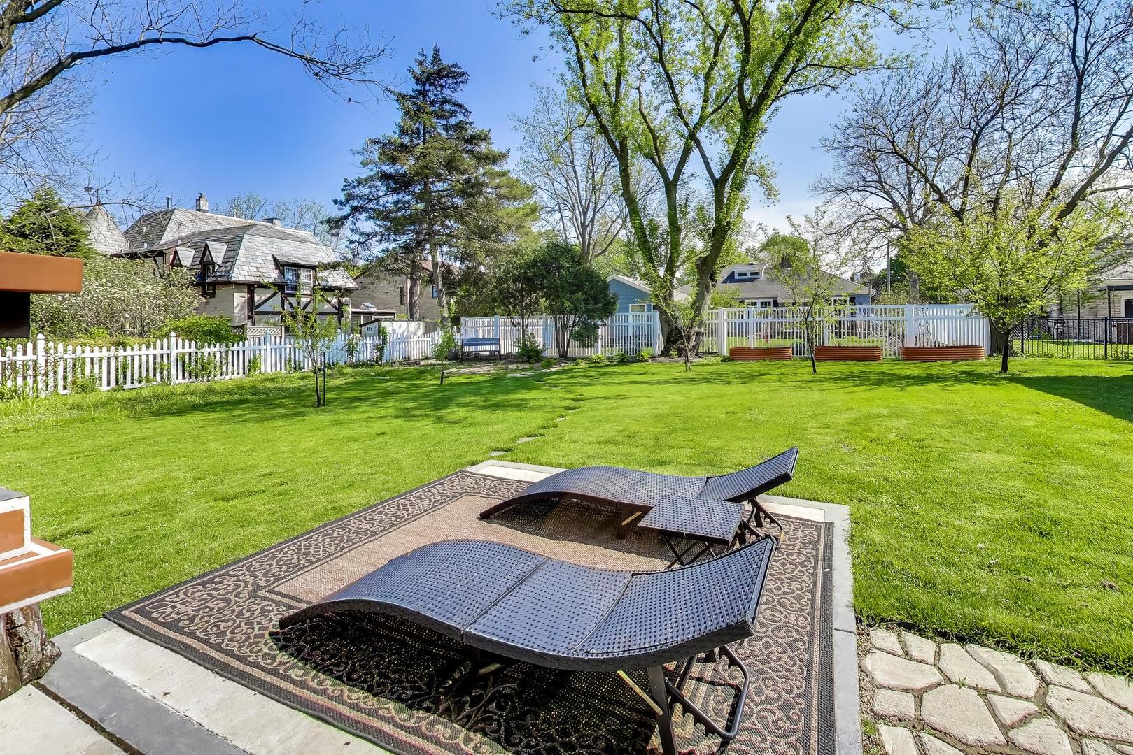 2725 Roslyn Lane