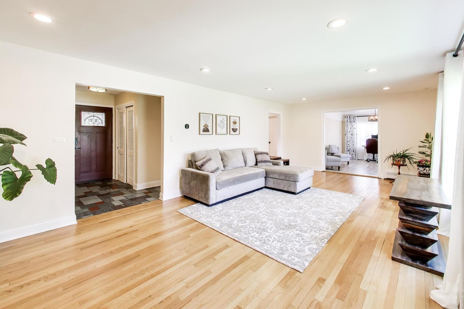 2725 Roslyn Lane