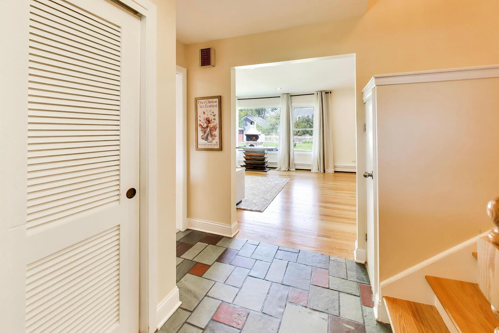 2725 Roslyn Lane