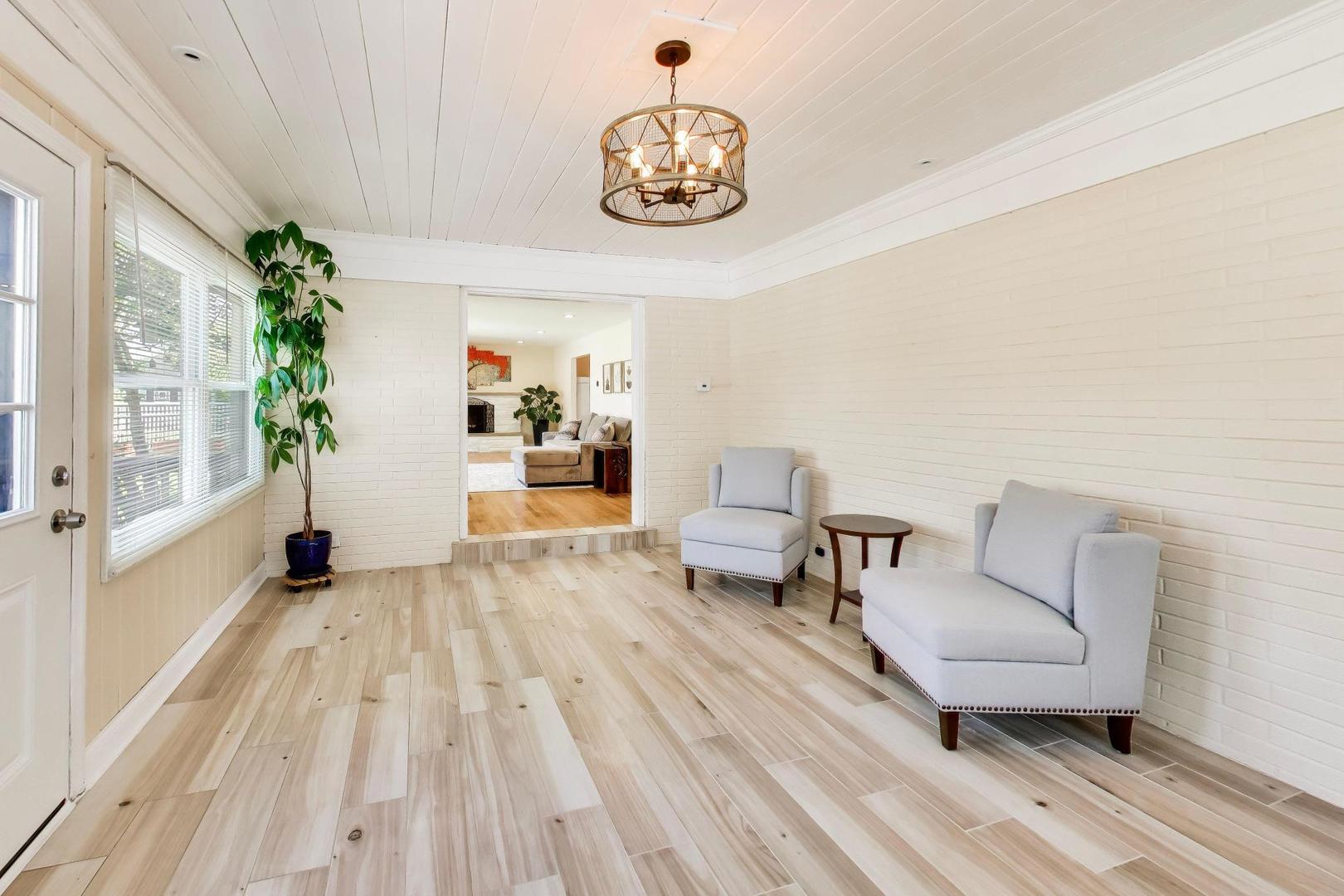 2725 Roslyn Lane