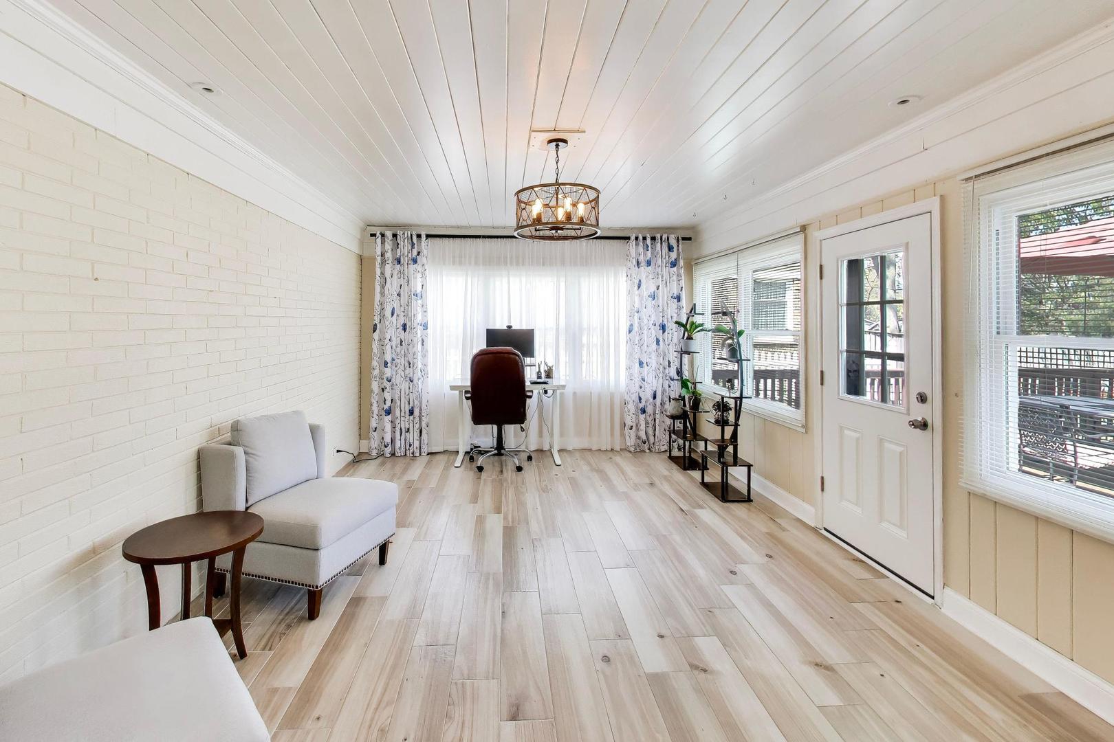 2725 Roslyn Lane
