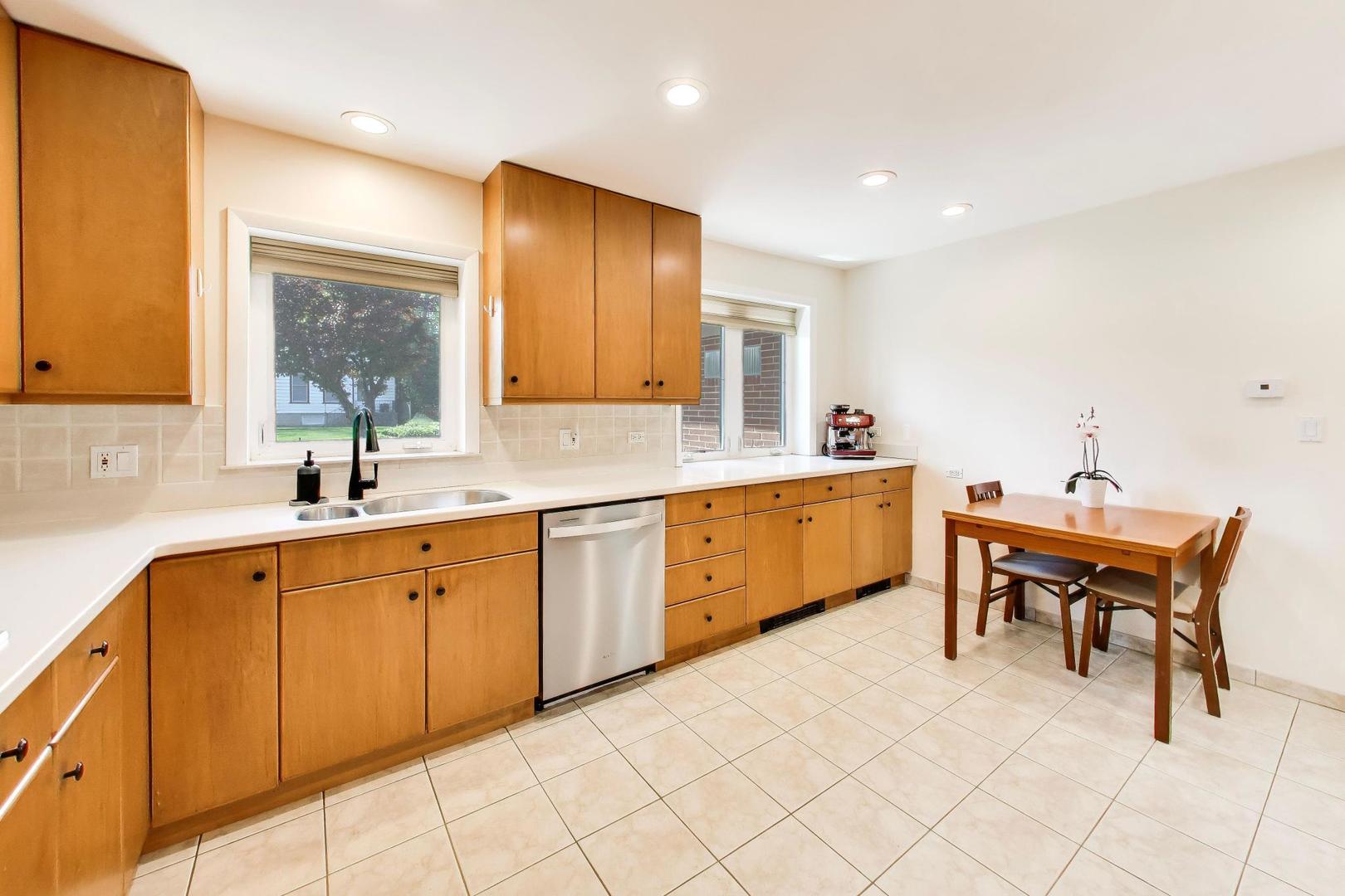 2725 Roslyn Lane