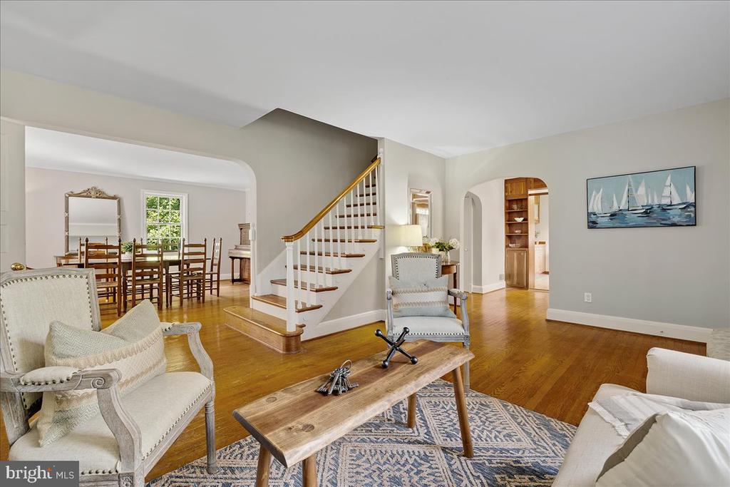 215 Wardour Dr