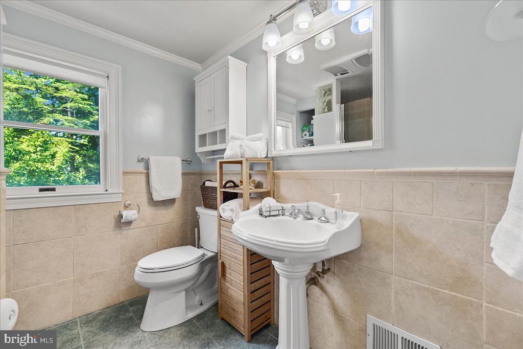 215 Wardour Dr