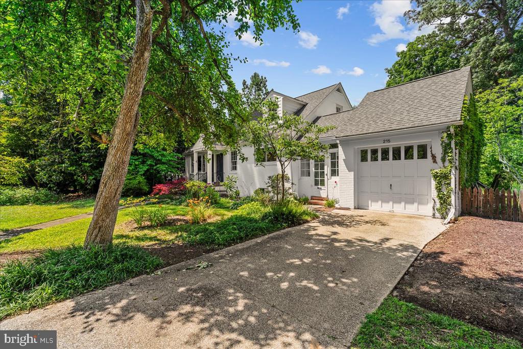 215 Wardour Dr
