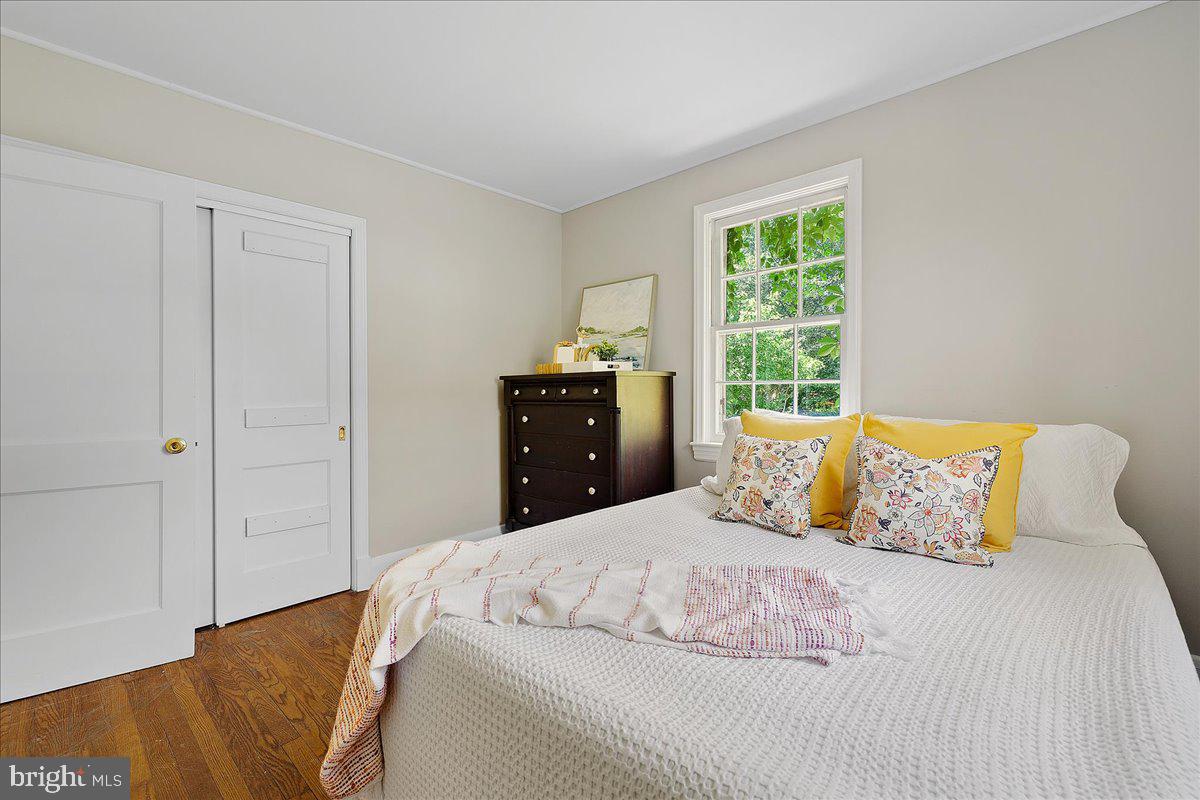 215 Wardour Dr
