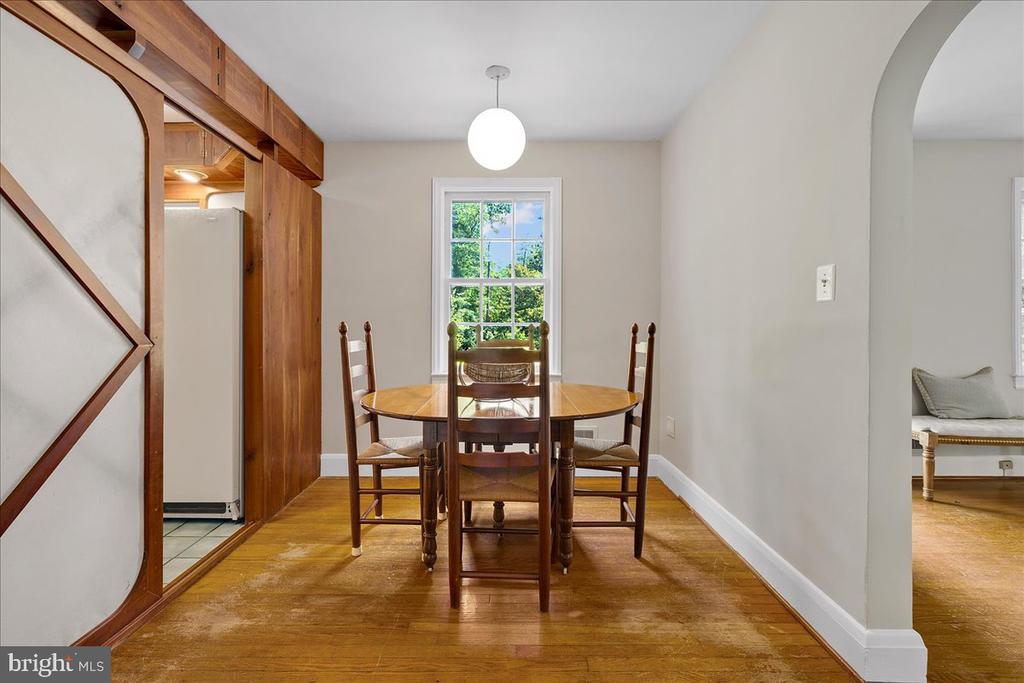 215 Wardour Dr