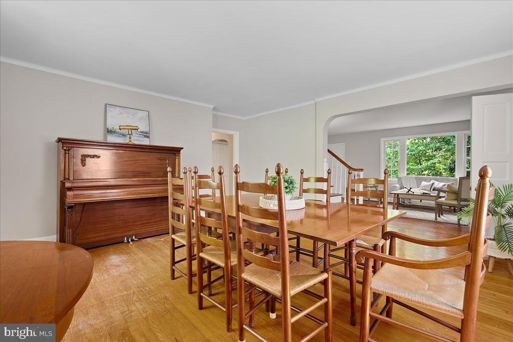 215 Wardour Dr