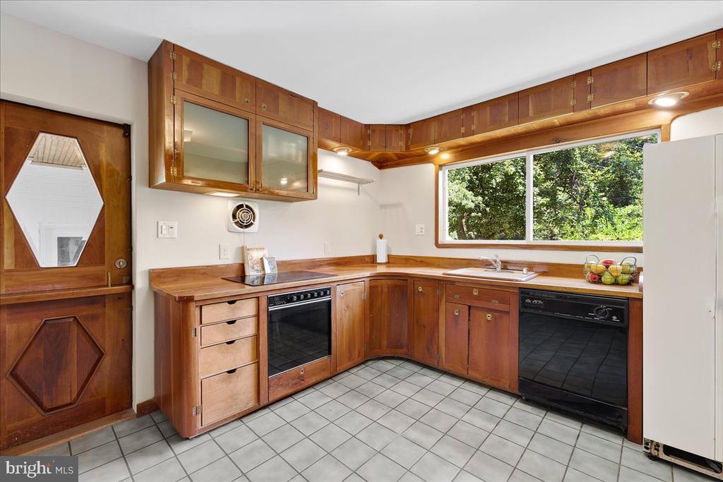 215 Wardour Dr