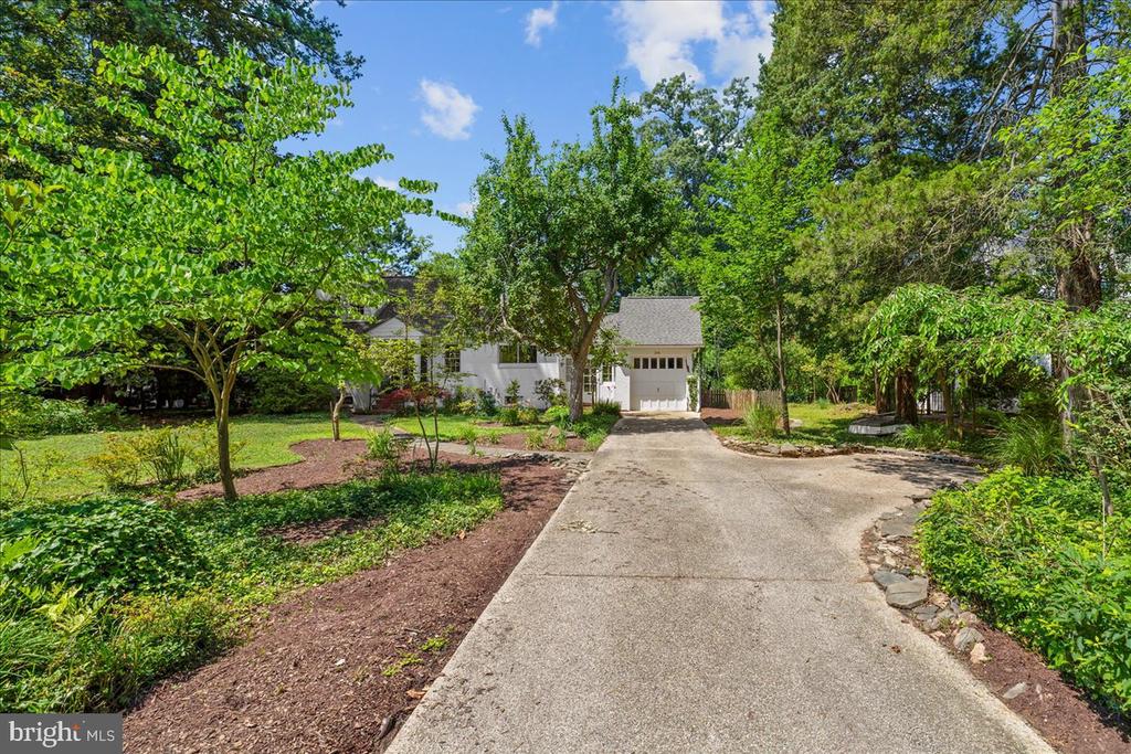 215 Wardour Dr