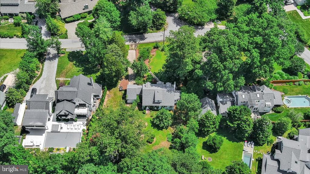 215 Wardour Dr