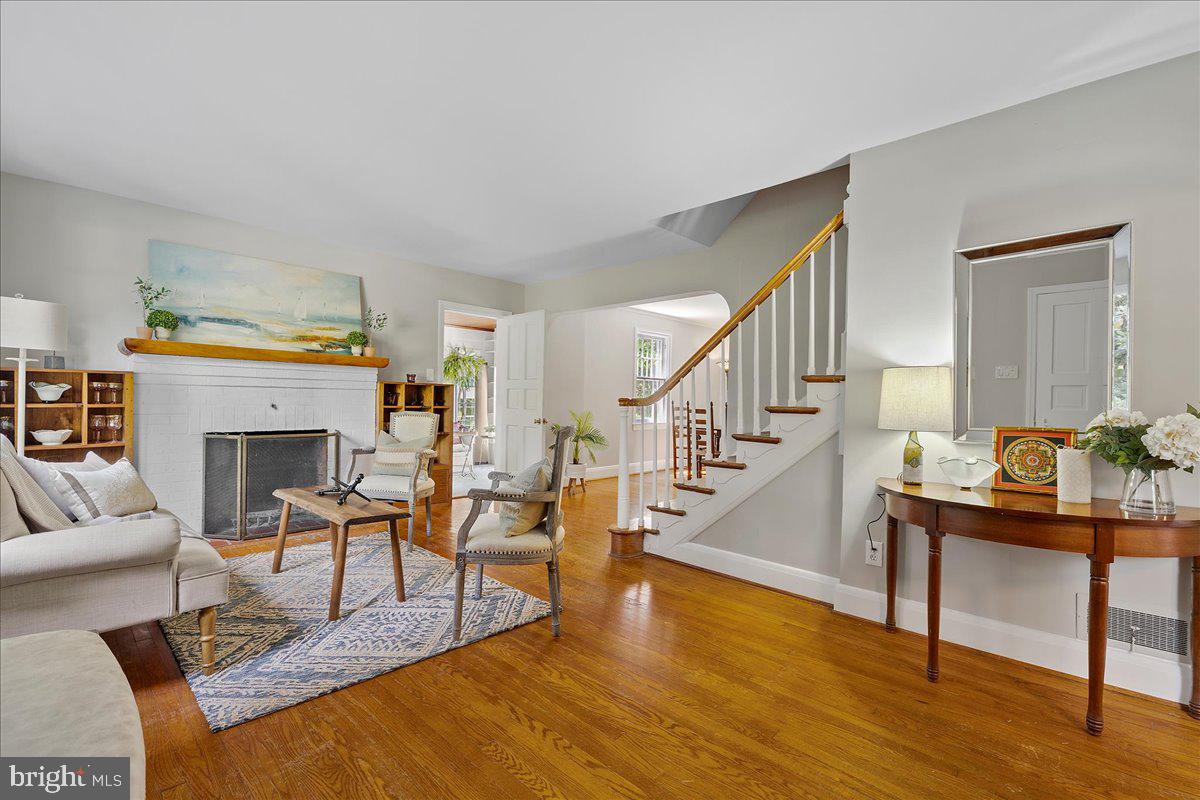 215 Wardour Dr