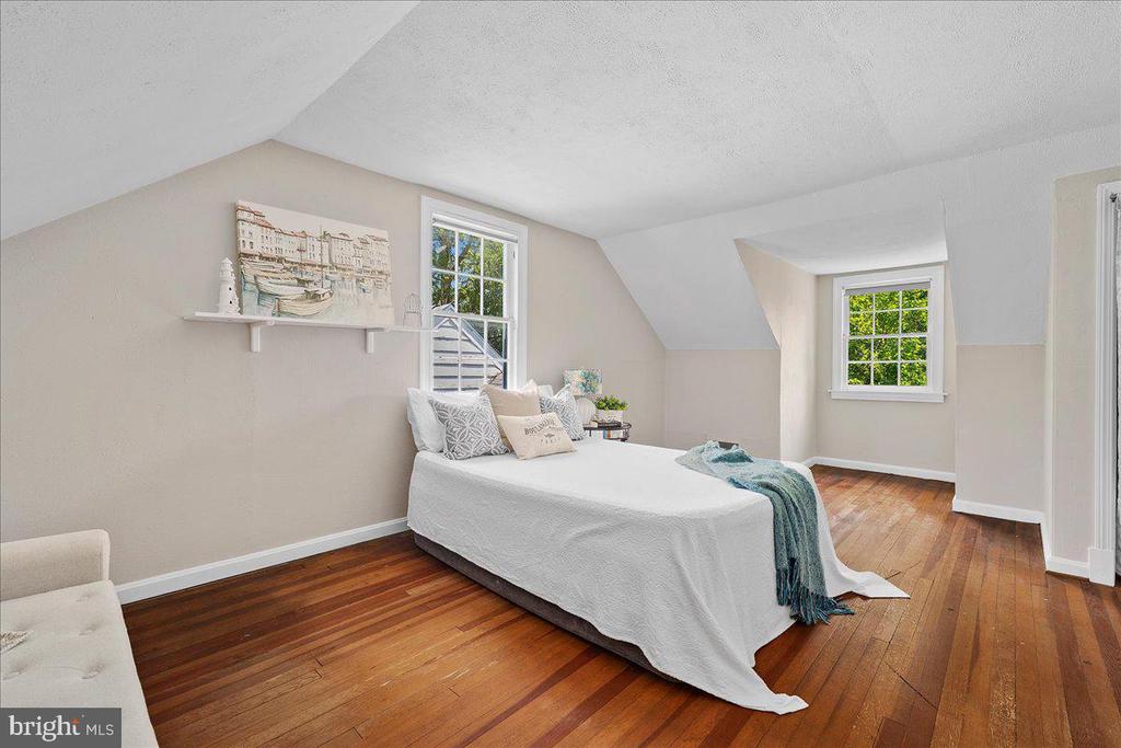 215 Wardour Dr