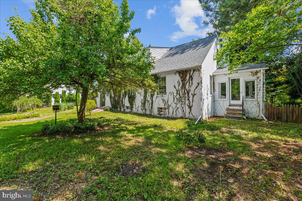 215 Wardour Dr