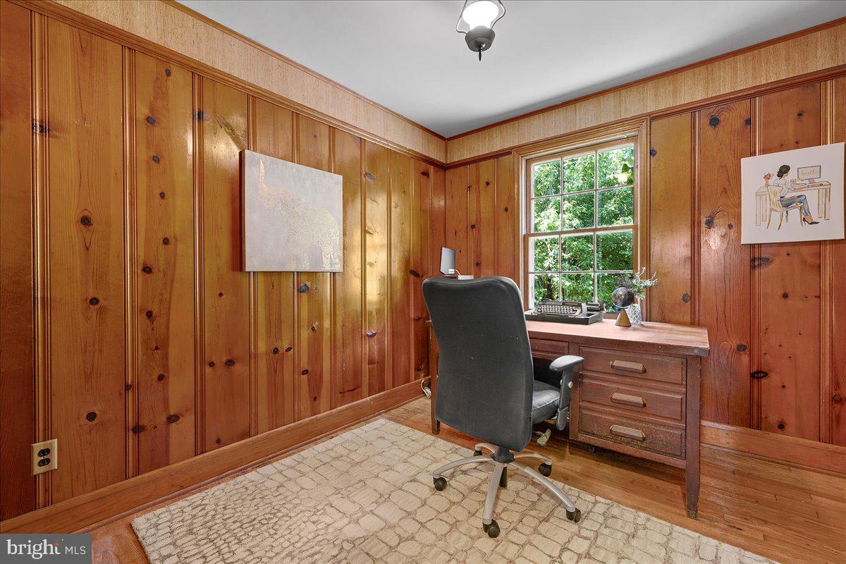 215 Wardour Dr