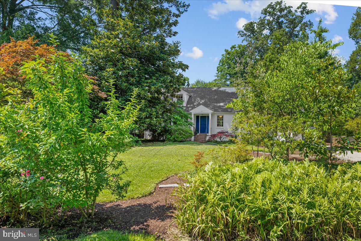 215 Wardour Dr