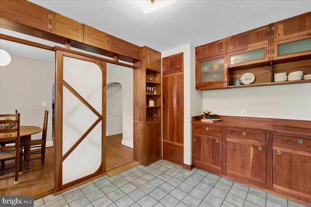 215 Wardour Dr