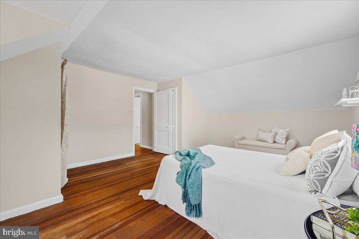 215 Wardour Dr