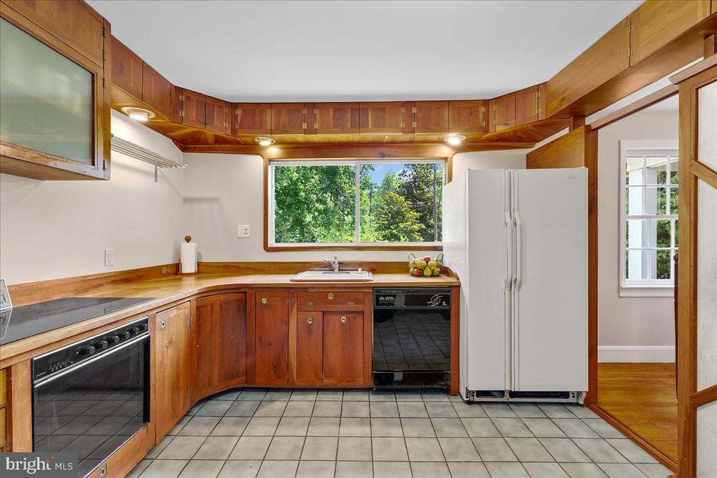 215 Wardour Dr