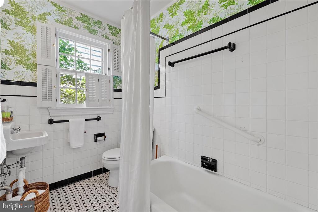 215 Wardour Dr