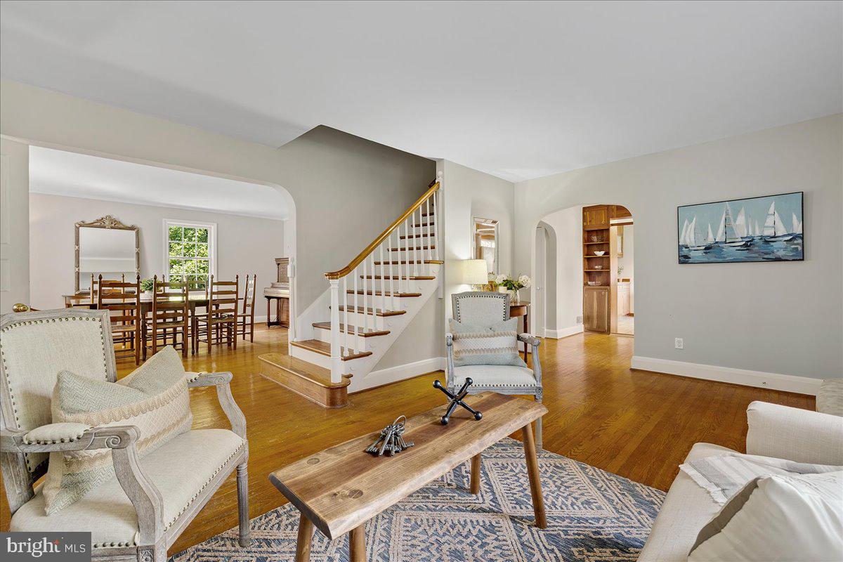 215 Wardour Dr