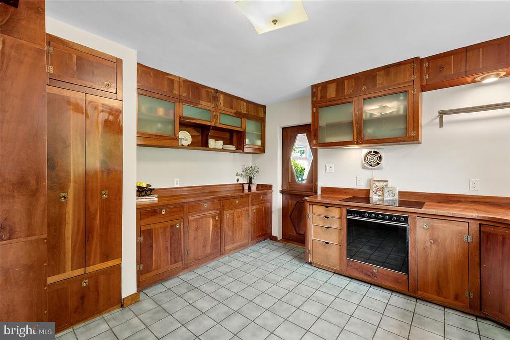 215 Wardour Dr