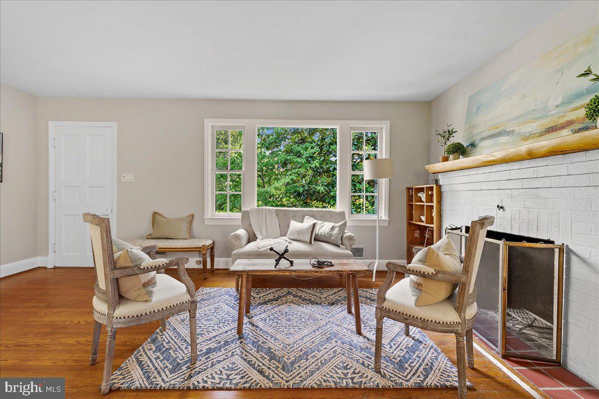 215 Wardour Dr