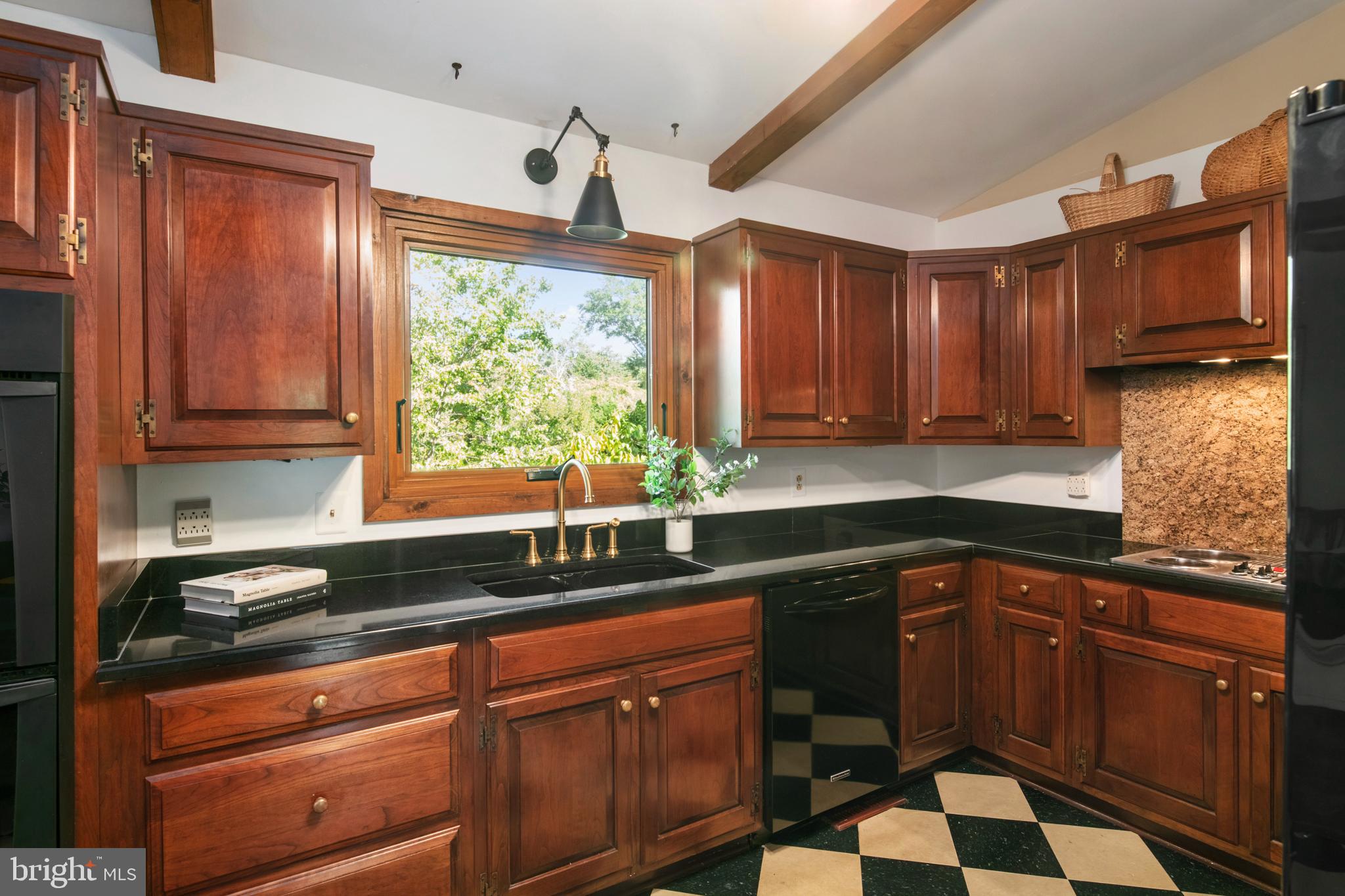 1534 CIRCLE DRIVE