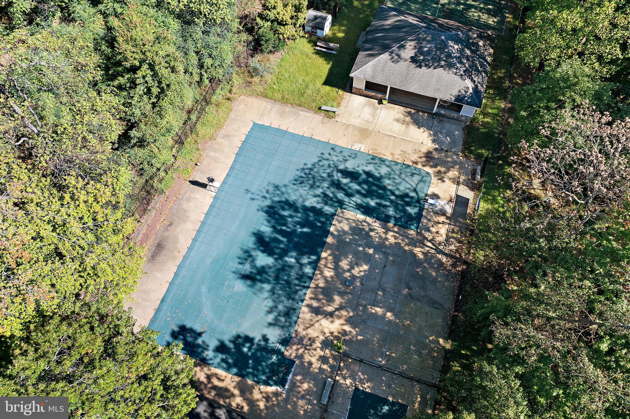 1534 CIRCLE DRIVE