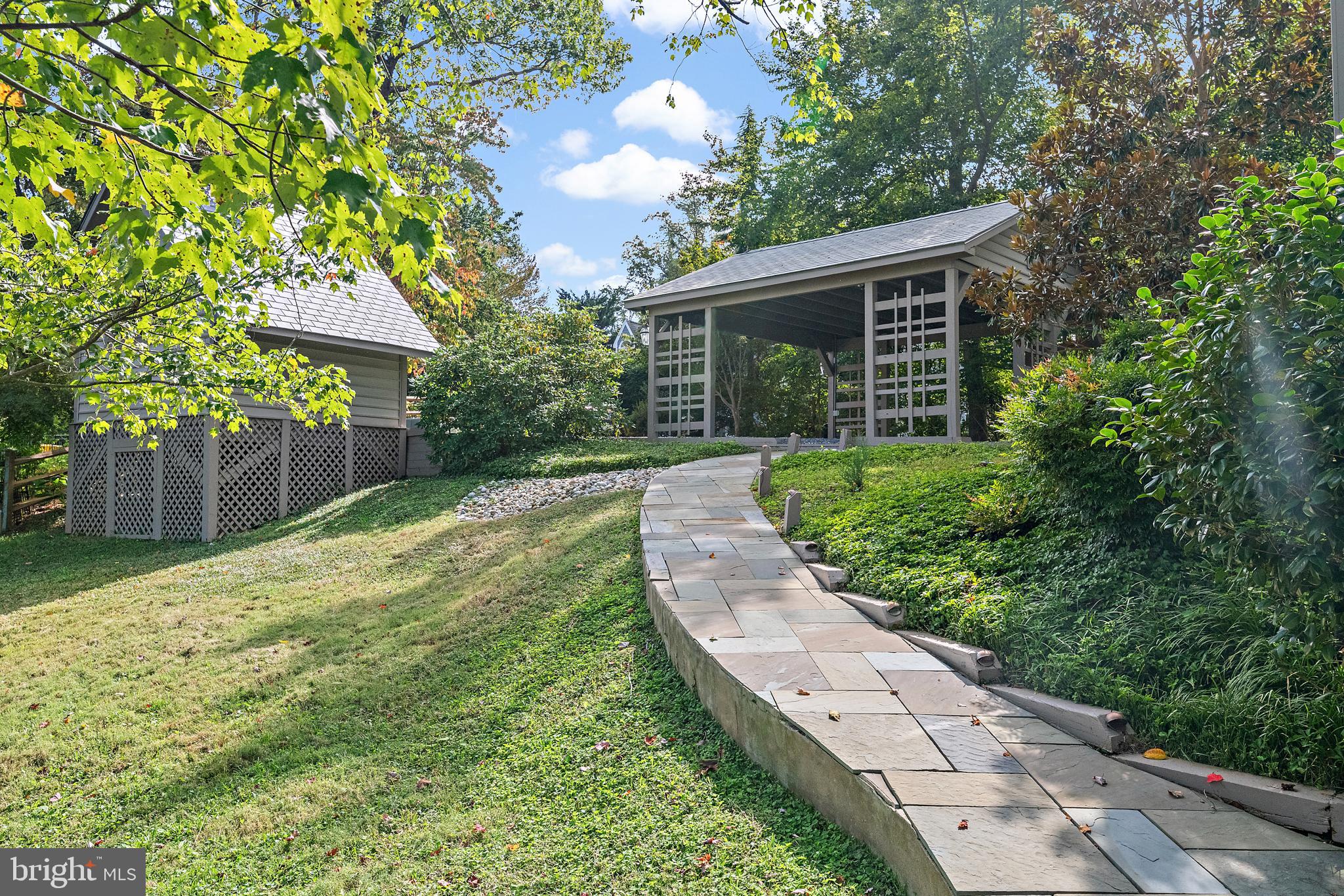 1534 CIRCLE DRIVE