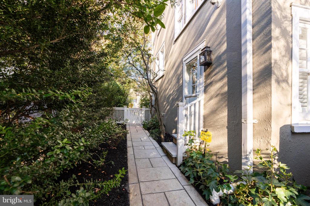 39 SOUTHGATE AVENUE